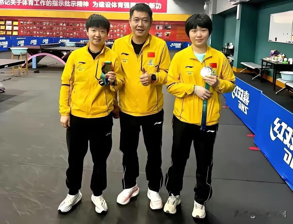 邱贻可，男、41岁，曾任孙颖莎、蒯曼等运动员的主管教练，在指导孙颖莎期间，国