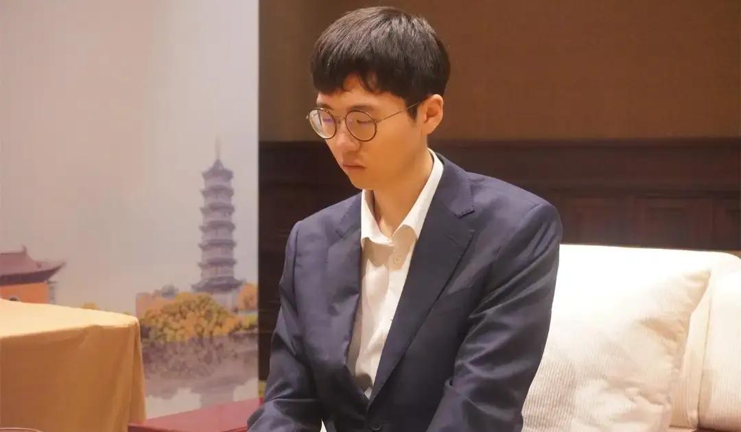 韩国棋手卞相壹，正在被AI“杀死”。你看他今年输的棋：LG杯预选赛157手