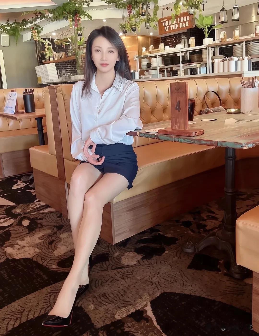 走进哈药六厂，才真正读懂什么叫金碧辉煌。繁复金纹环绕穹顶，水晶灯洒落柔光，现实版