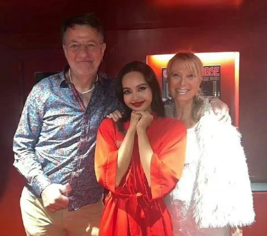 Lisa和三公子的爸妈还有自家妈妈合影，笑的挺开心，又换回了泰国人的长相，这能算