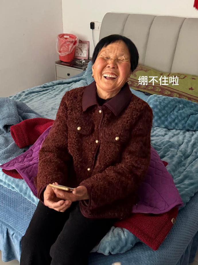 这样奶奶就分得清充电器是谁的了