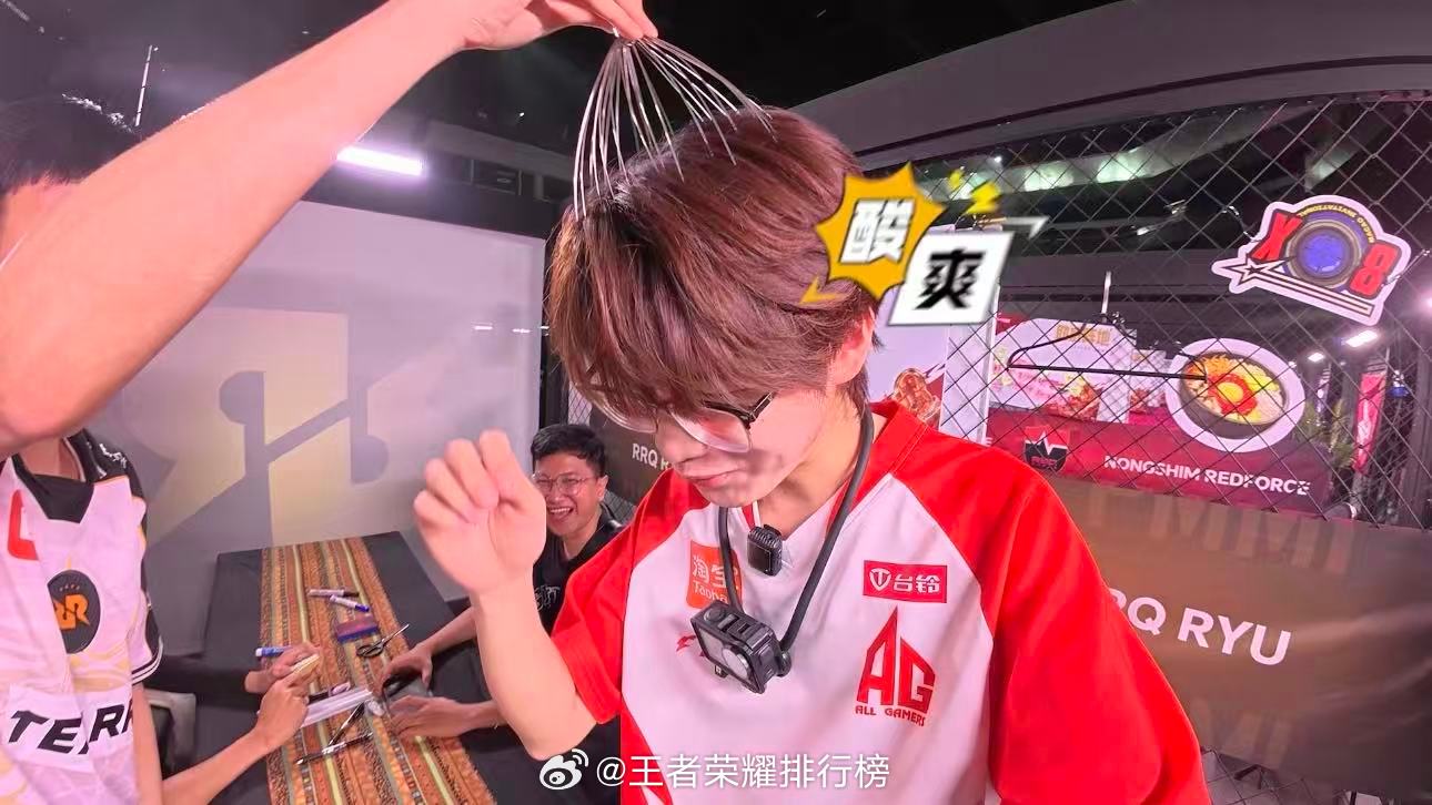 AG花花突袭P房P房前线AG花花探访海外选手P房，本想趣味整蛊，反倒被国外选手反