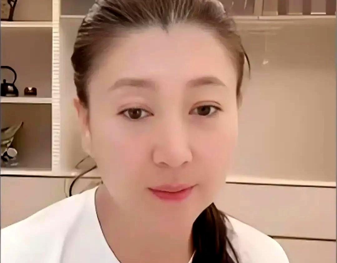 国家一级演员闫学晶，评论区直接炸锅！好家伙，这位老戏骨可真不是吃素的。有