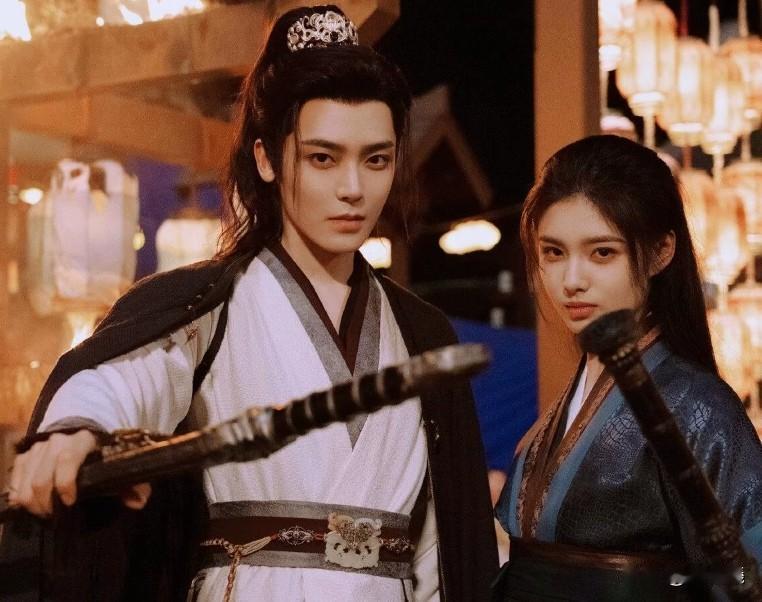 侯明昊会再火些吗？很期待他与艾米一起主演的电视剧《雀骨》！俩人的官宣照CP感看起