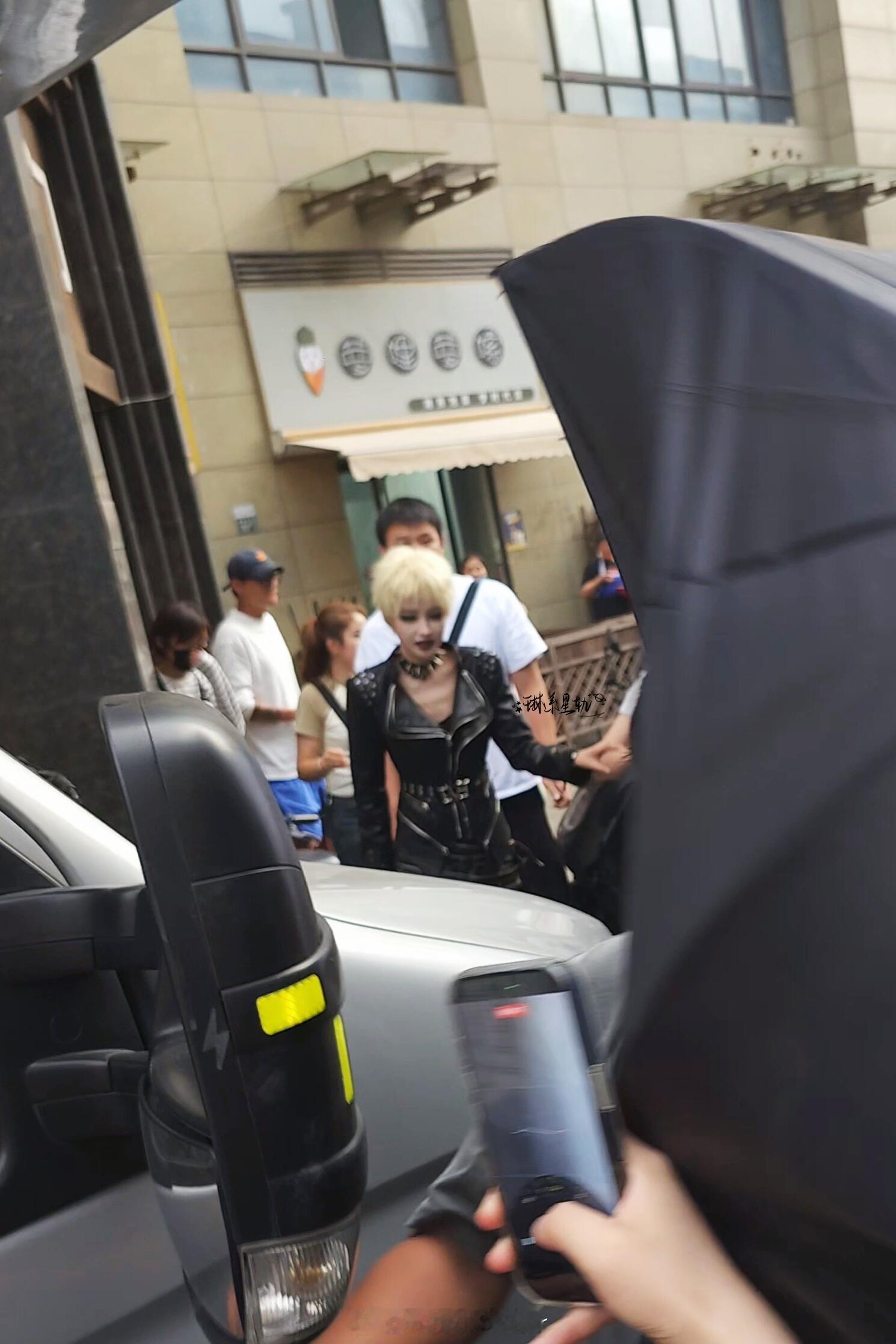 这造型是认真的吗？孙怡那满脸的胶原蛋白，硬是被厚重的底妆和糟糕的打光给盖住了，看