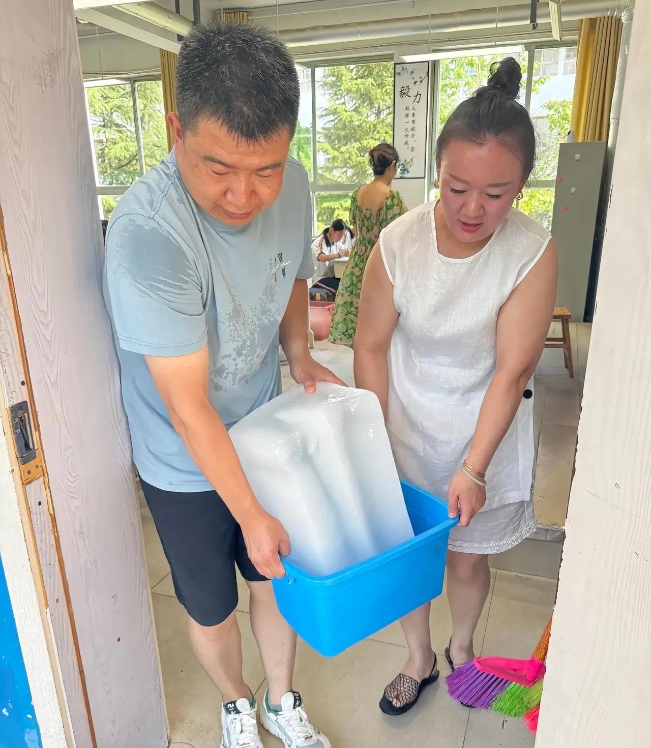 烟台市教育局，真服了你个老六，全山东的小学生都放假了，就烟台不放，38度的高温下
