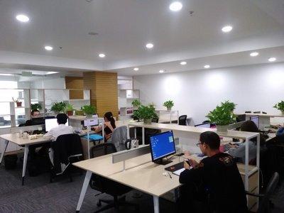 离谱不？一员工每天卡点准时下班，领导看不下去了，直接在155人的工作大群通报批评