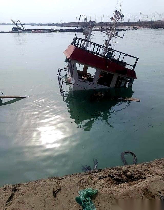 几发弹道导弹砸下去，红海的水估计都快被烧开了。谁敢信啊？穿着拖鞋的胡塞武装，这次直接把中东“土豪大哥
