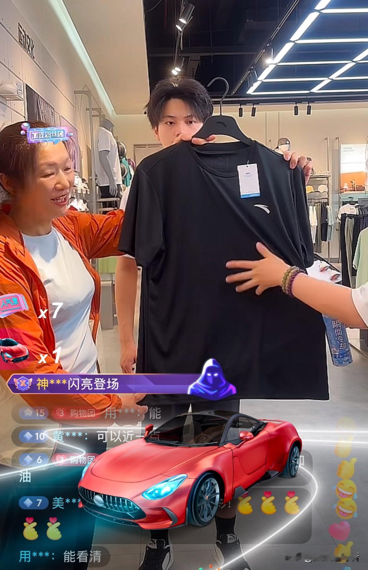 今天早上，谢浩男妈妈许健华如期开启她的第三场带货直播。谢浩男妈妈的人气还是那样的
