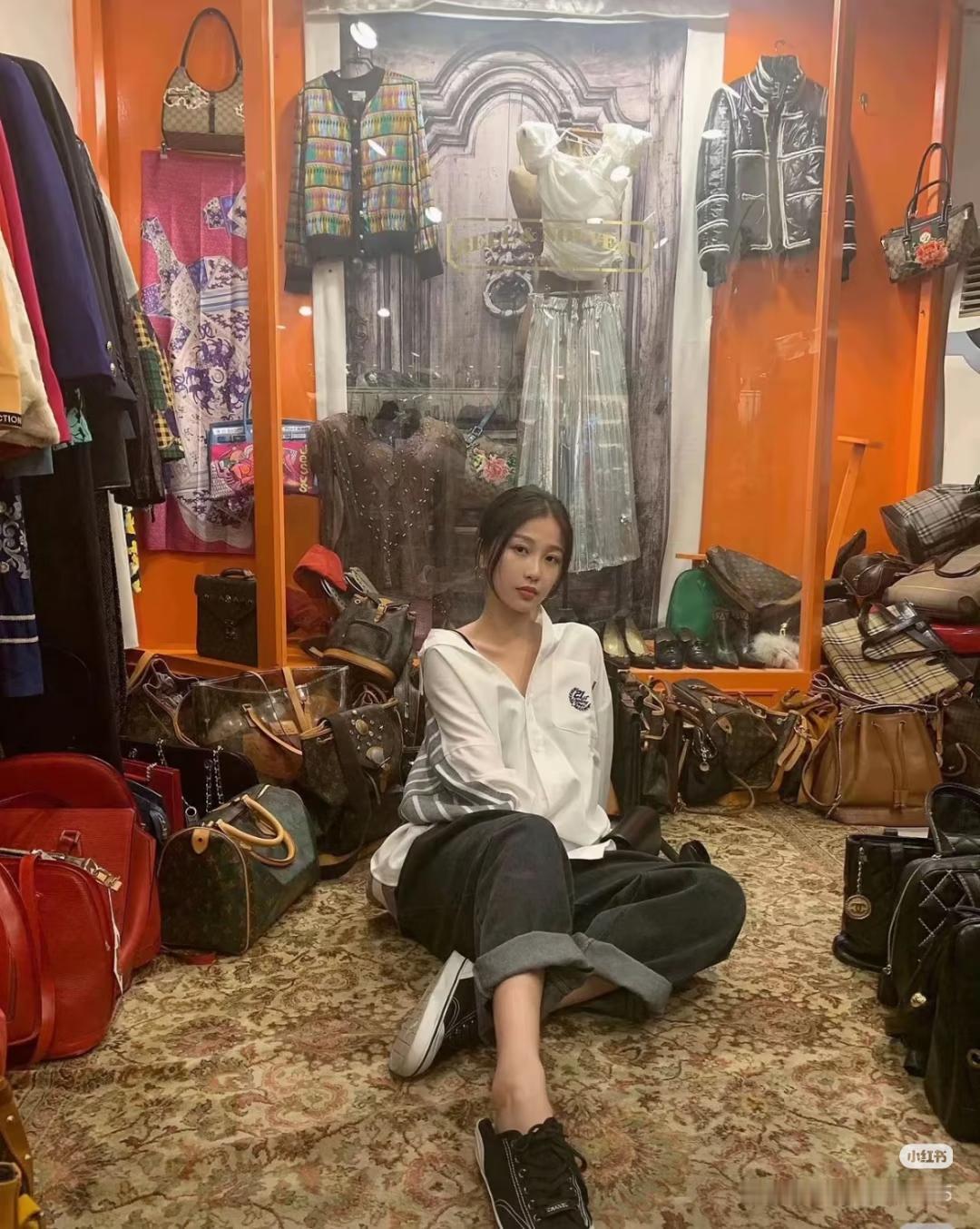 虞书欣某平台账号掉粉超100万。优酸乳全平台删除其相关物料，伊利客服称正在内部评