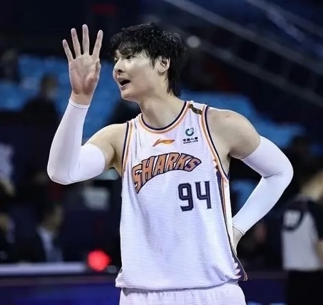 张镇麟空降上海！新赛季豪阵曝光：2米锋线天团剑指总决赛