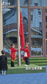 上人民日报了！​​近日，山东济南一幼儿园组织升旗仪式，安排的旗手不是幼师也不是高