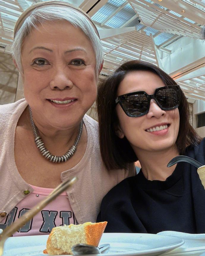 香港的女人都好优雅，母亲节，佘诗曼晒出和72岁老妈的合照。已经满头银发的年纪