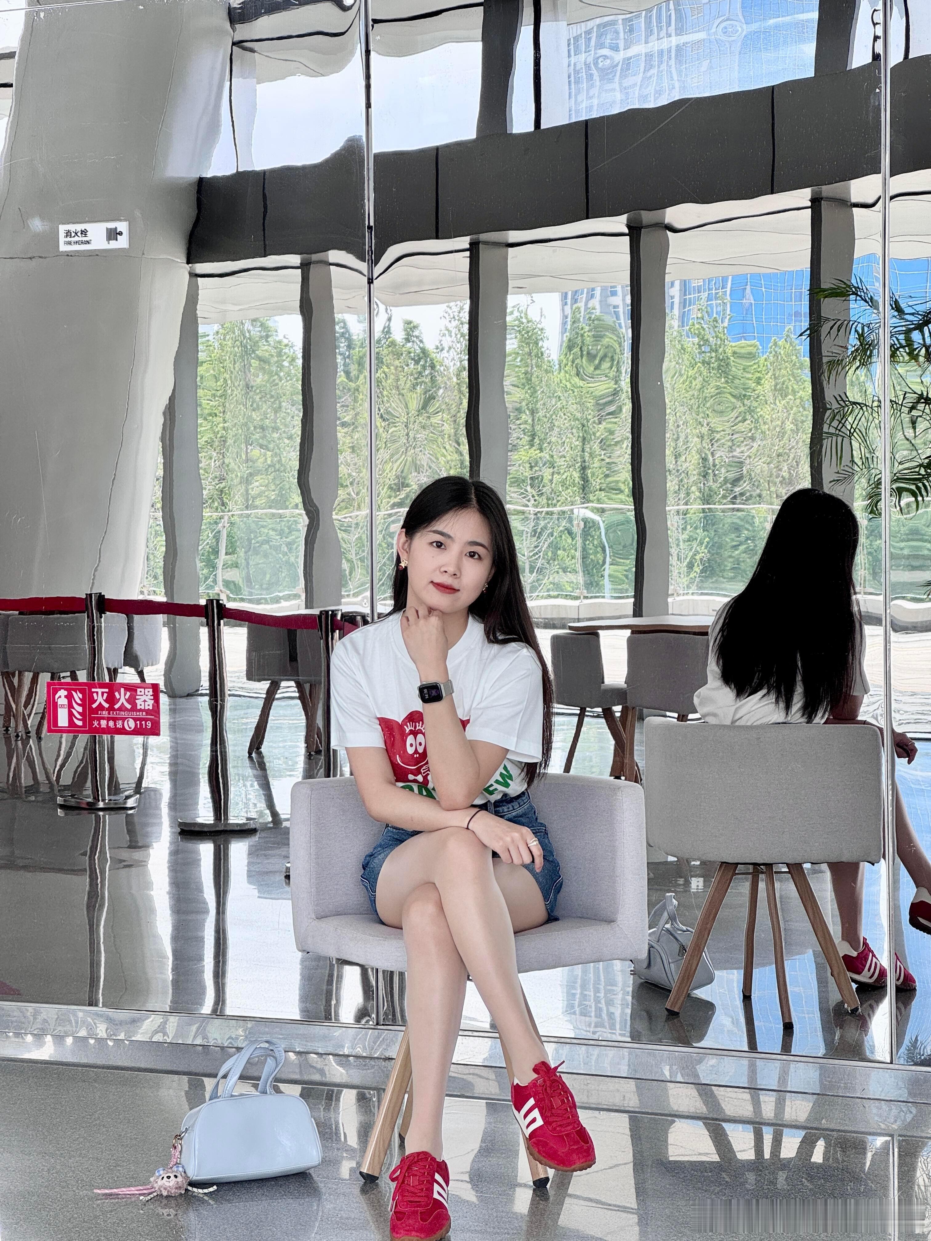 丝袜搭配运动鞋，大学老师日常穿搭～​​​