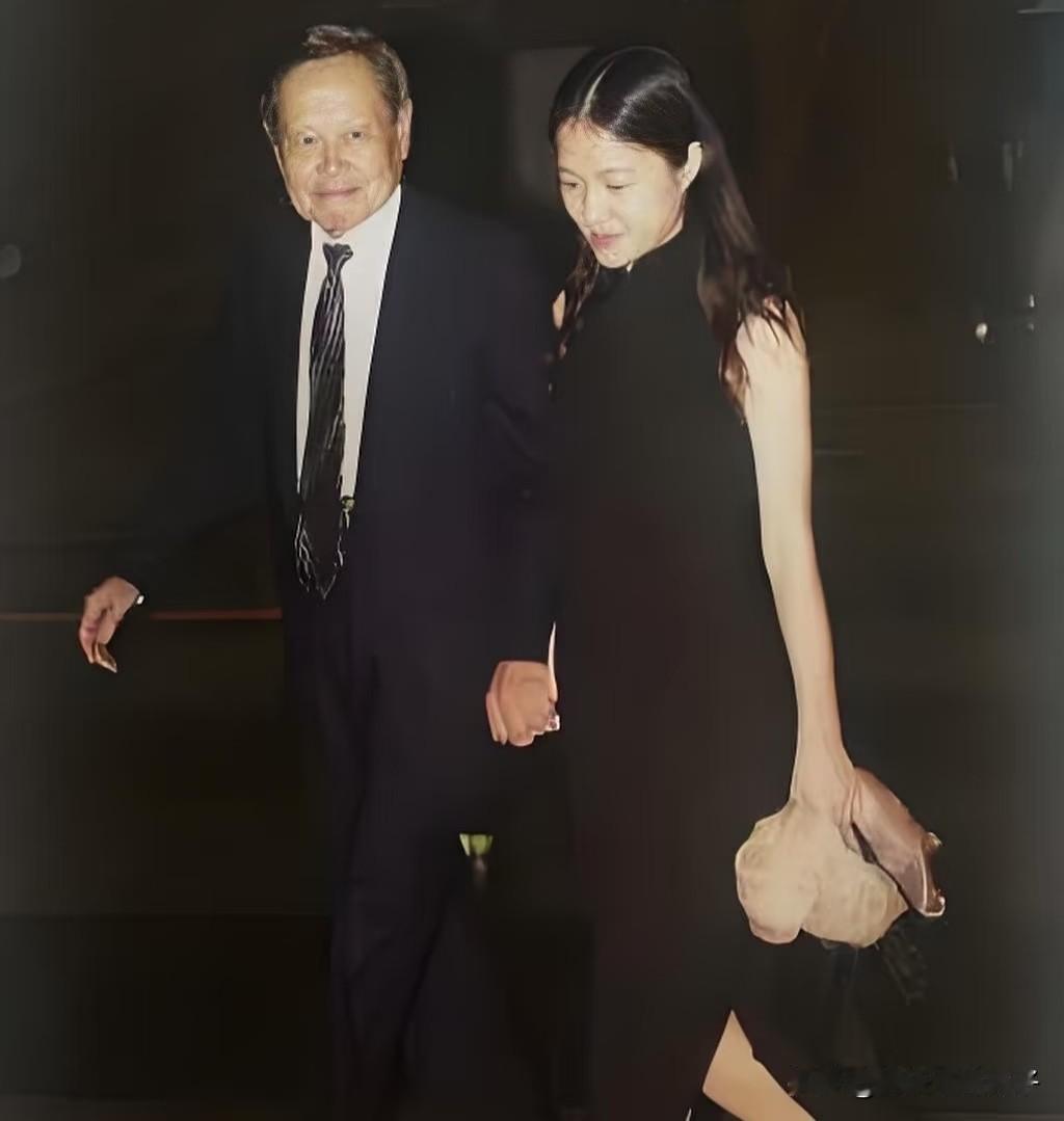 看到翁帆发文纪念杨振宁，内容让人肃然起敬！10月19日，据媒体报道，翁帆发文纪