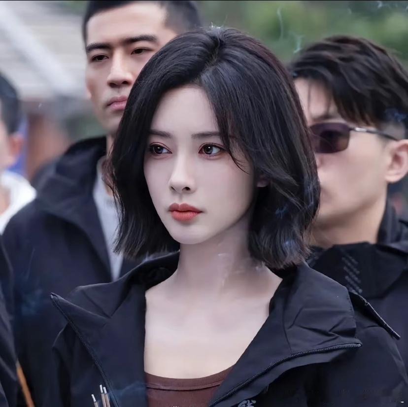 白鹿《开到荼蘼》造型跟孟子义经典短发撞款了同款波波头，气质还是蛮不一样的。孟子义