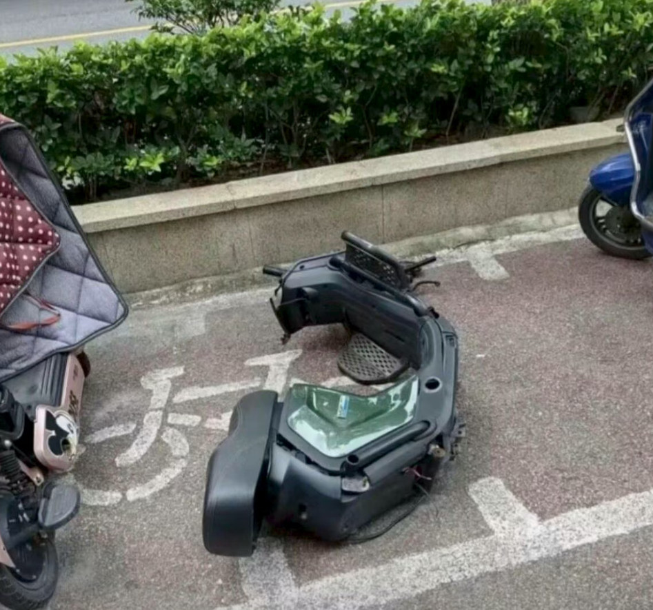 车若初见多大的仇恨呀，都给偷成蓝牙耳机了哈哈哈​​​