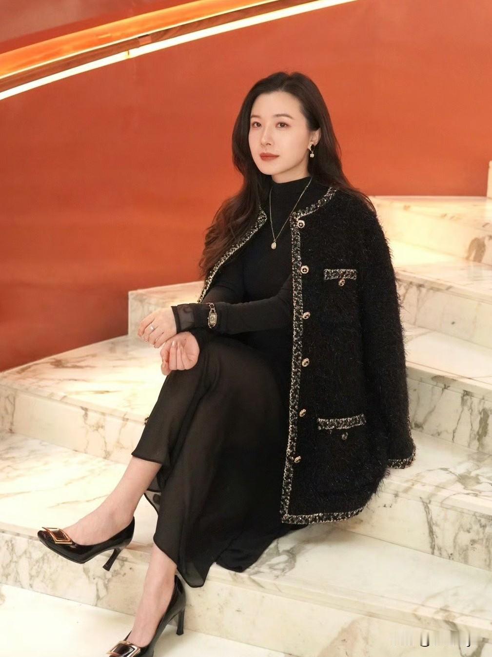 一颦一笑，皆是无声的诗行。‌青丝如瀑，垂落肩头，步履轻盈，似风拂过荷塘。‌