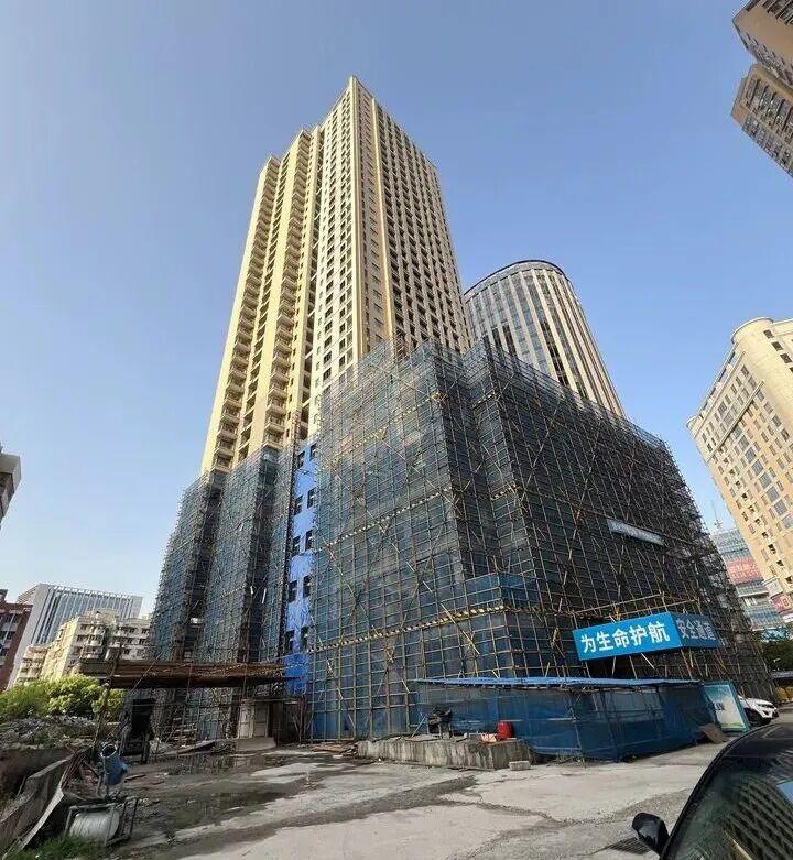 鼓楼超百米“烂尾”楼将复工！事关数百回迁户位于福州鼓楼区得贵路南侧有一栋知名