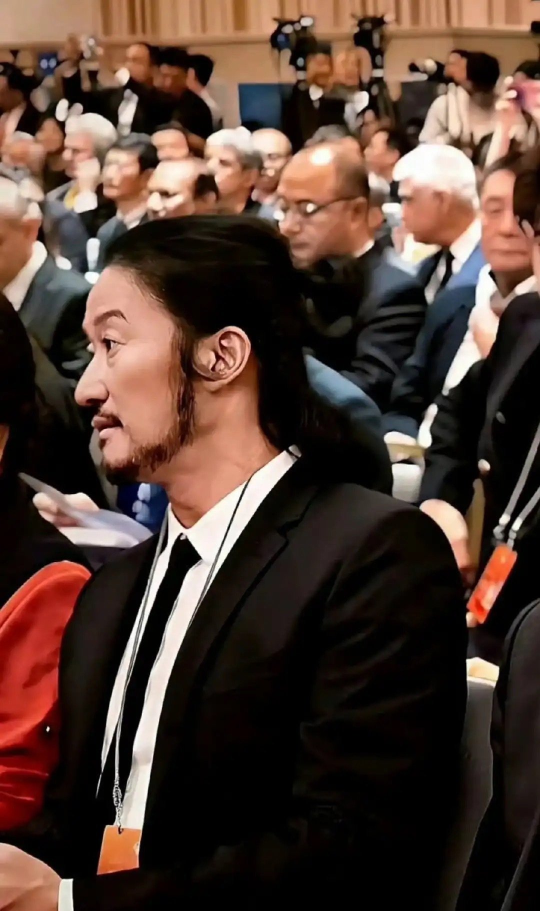 吴京这发型也太一言难尽了，硬汉形象荡然无存​