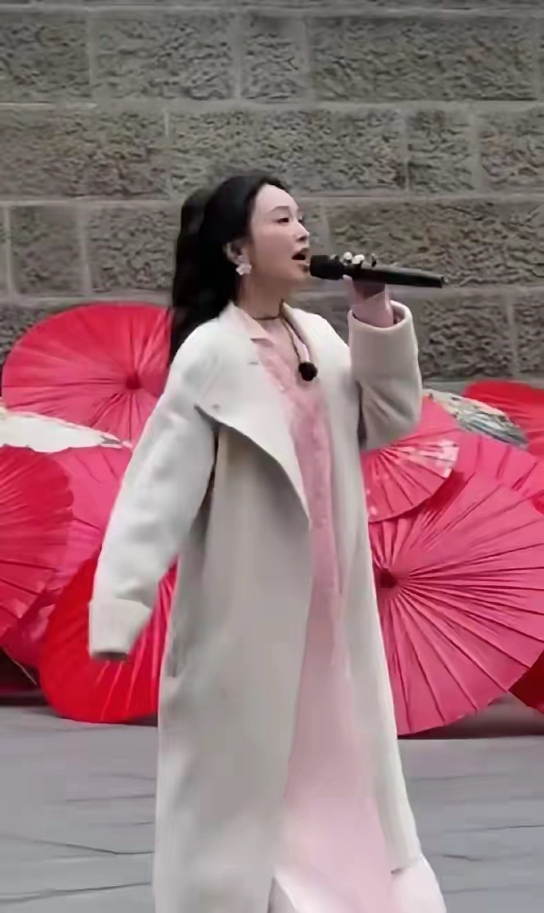 金莎最近被拍到在县城商场唱三首歌，下台自己拎包赶高铁，视频里她笑着说跑一场几千块