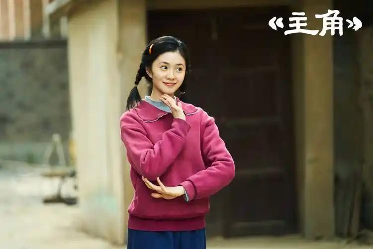 刘浩存终于出场了，一看就有实力。《主角》里，刘浩存饰演成年易青娥，导演选她还