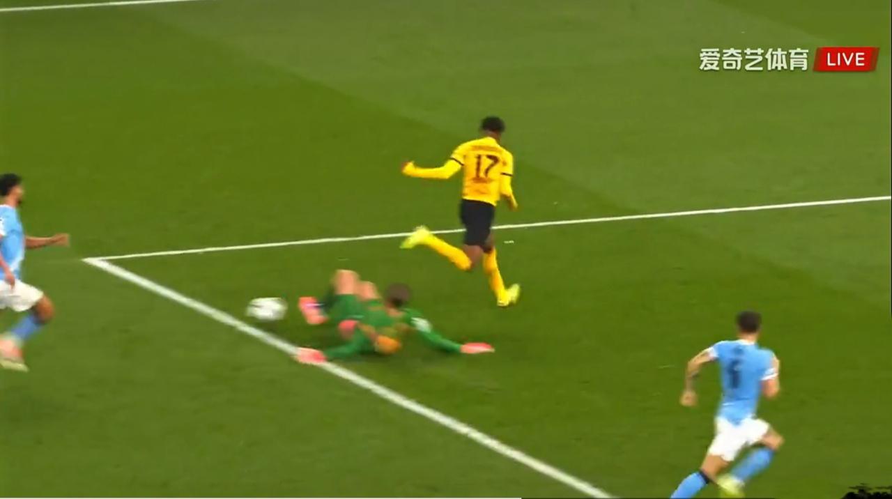 🇮🇹太残暴了多纳鲁马上演二连铲给曼城后卫们上上课，让他们知道什么才是真