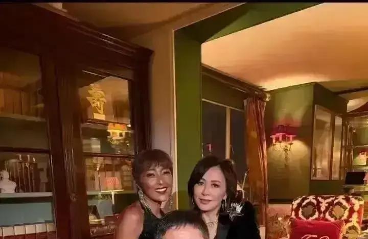 王菲把2万3的套装，穿出了23块睡衣的松驰。在刘嘉玲3亿日元的别墅里，她素颜盘