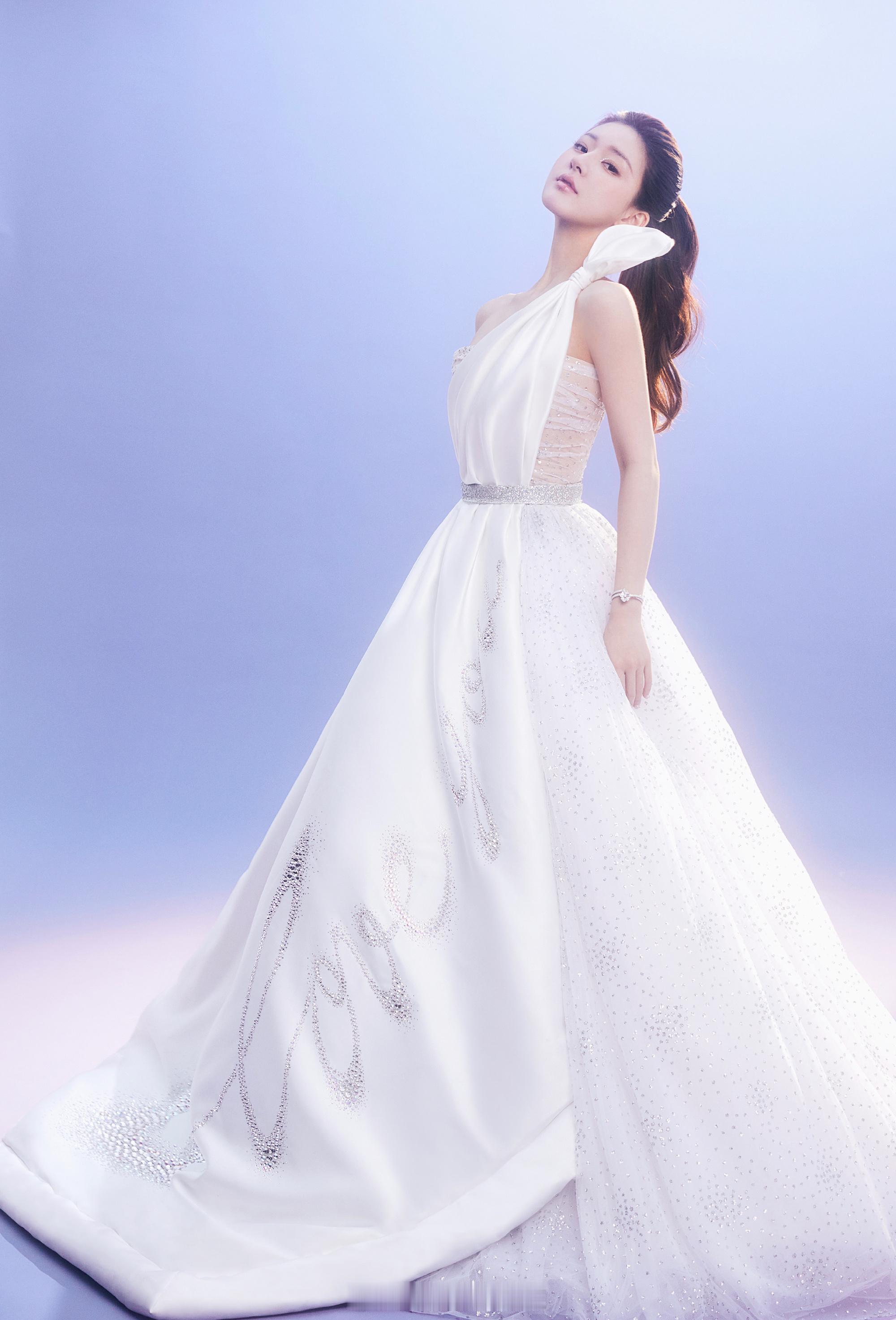 赵露思白羽轻盈破茧成蝶