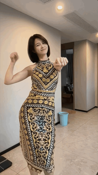 美女像个老师！