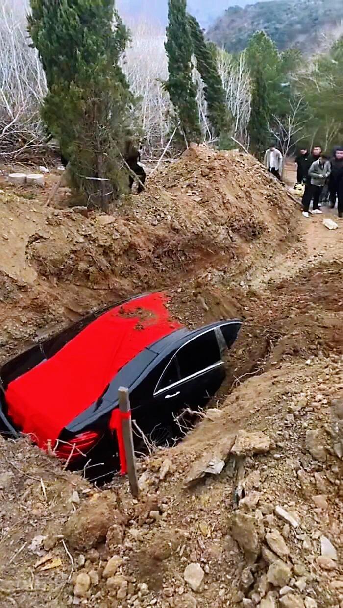 就想知道挖岀来后这车给谁接手开？2026年4月9日，一段拍摄于辽宁省辽阳市弓