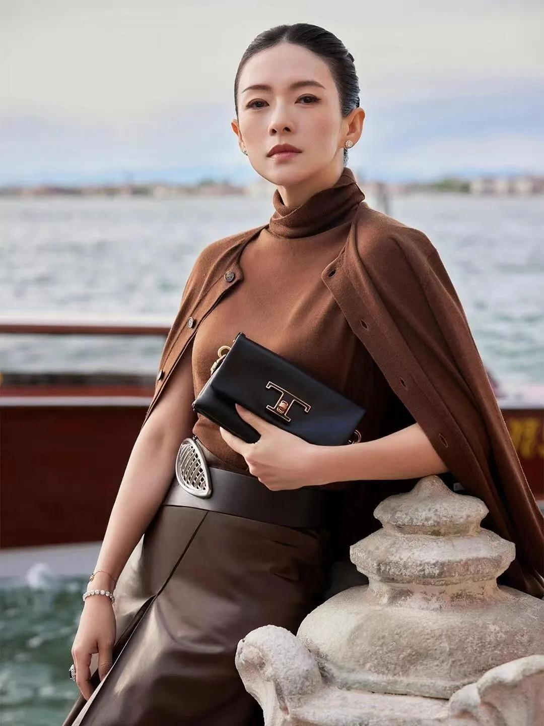 章子怡这状态，46岁美出新高！离婚后的章子怡，风格越来越绝了！一身同色系棕