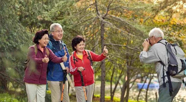 据了解，澳大利亚有一批华人，原本都是国内体制内的退休人员，五十岁时来到澳大利亚，