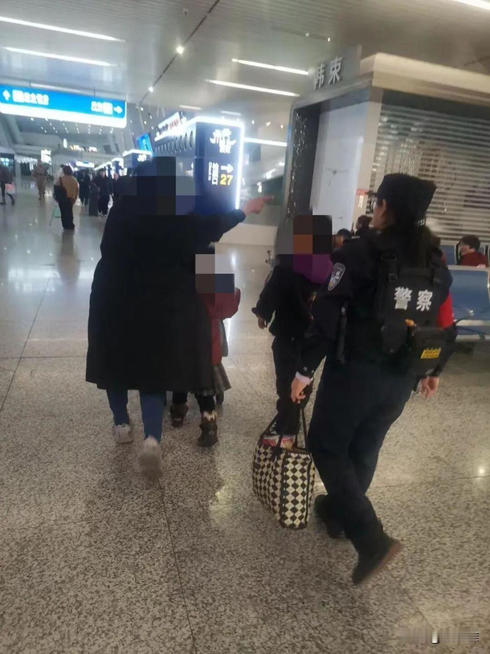 “太难了！”一位年轻妈妈带着三个孩子赶高铁，大儿子有孤独症，在车站跑丢了，刚找回