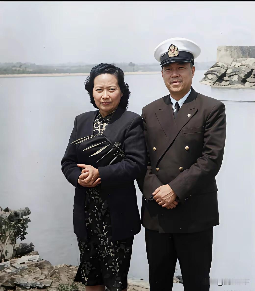 40年代老照片，“杭州第一美人”王映霞，与丈夫钟贤道制服留影。钟贤道任职于中航局