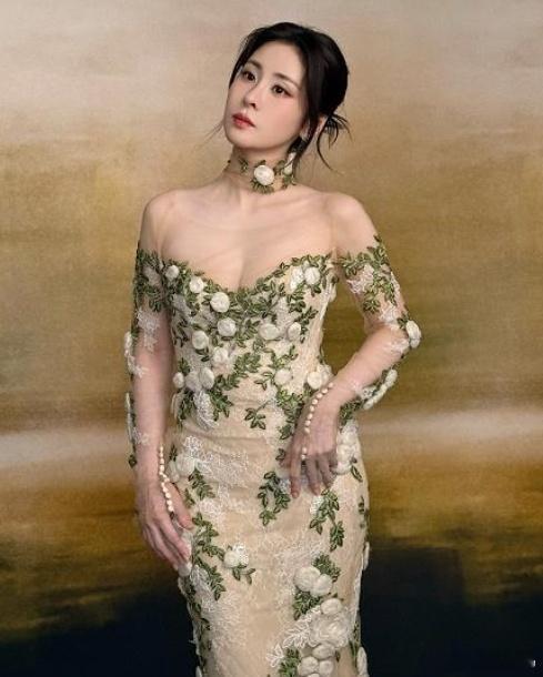 张碧晨荣获第32届《东方风云榜》音乐盛典“亚洲最佳女歌手”奖项，其原创歌曲《SO