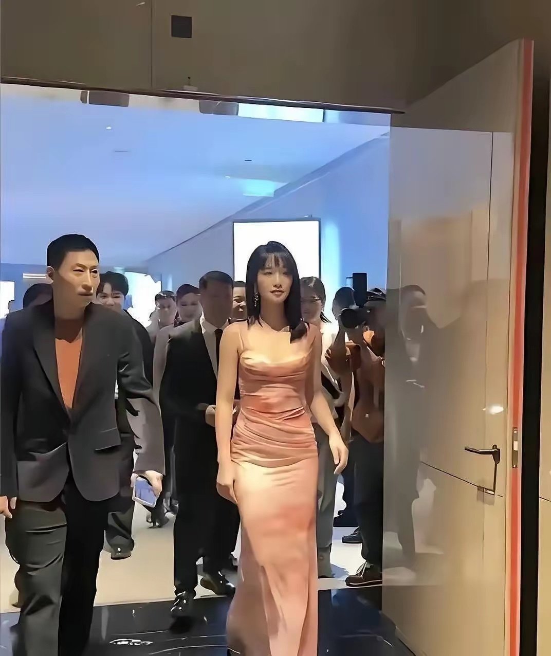 原来觉得电视里看看也就那样，结果见了蓝盈莹真人直接傻眼，这颜值根本不是一回事，差太多了！​