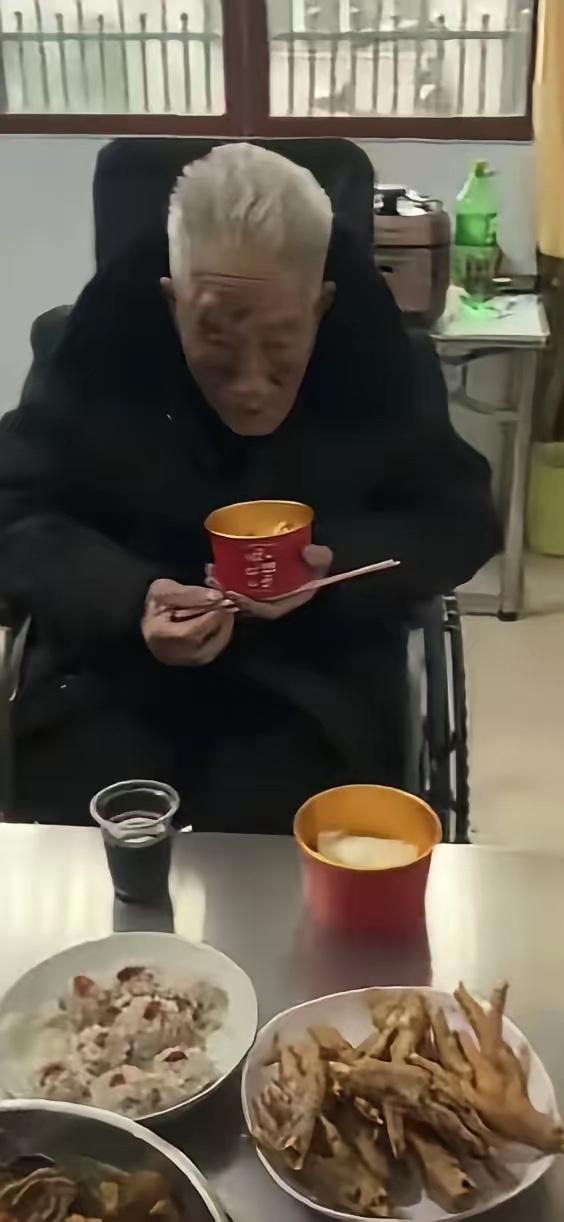 这是世间最圆满的告别，看完瞬间破防了！94岁爷爷在除夕夜，把人生最后一程走得