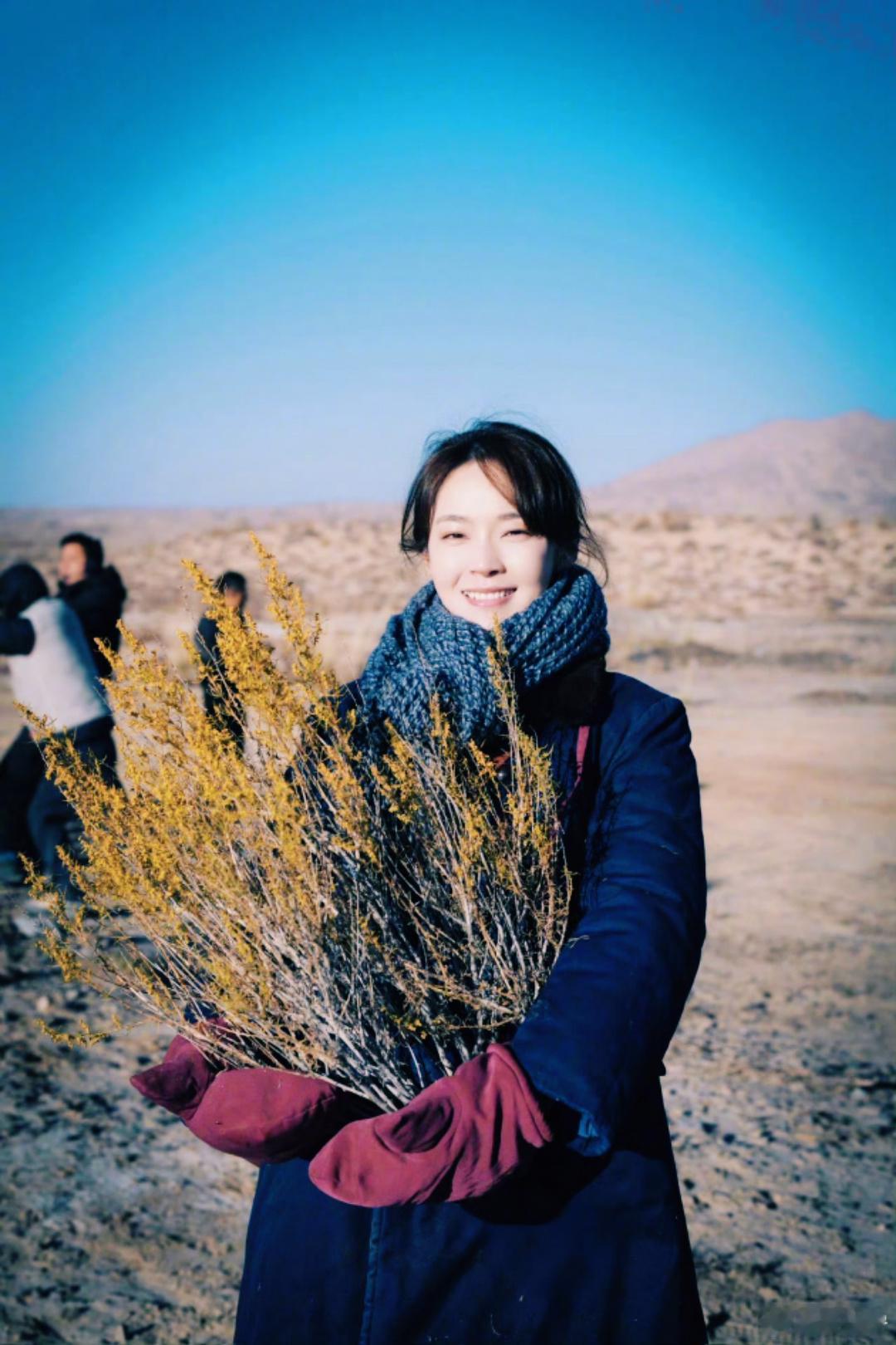 张佳宁好特别的杀青捧花张佳宁杀青照中的捧花简直绝了！一改基础款的千篇一律，独特