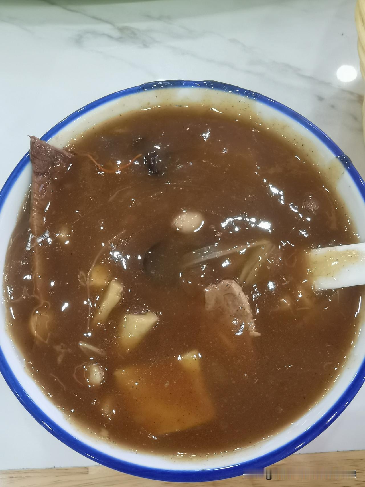 早上，路过一家卖胡辣汤的店，我和老公，毫不犹豫的走就去，一人点了一碗胡辣汤，茴香