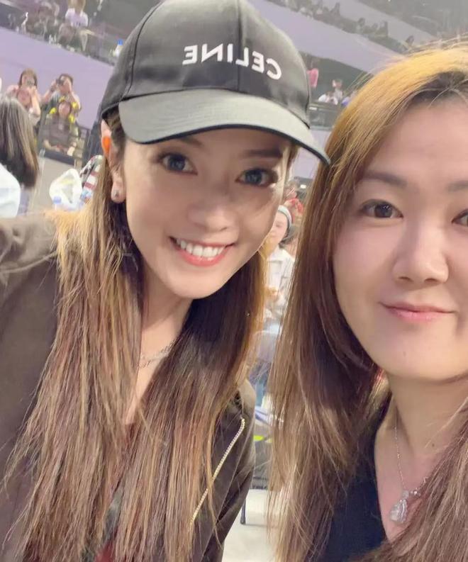 看到周渝民老婆，终于知道他为什么藏着掖着了！今日周渝民演唱会，妻女现身加油，照