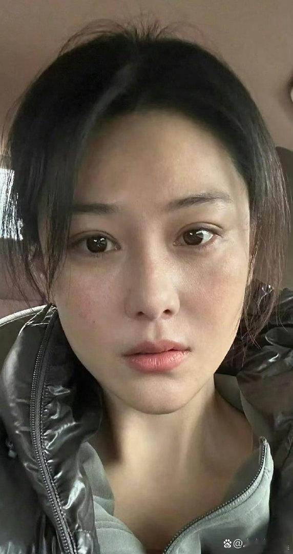 张馨予全素颜出镜，素颜质感绝美，原生态面容清秀淡雅，眼眸灵动含情，淡妆更是惊艳。