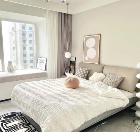 我闺蜜去年装修，非要买1.8米的大床，说“睡得宽敞、有派头”。结果住进去一年，肠