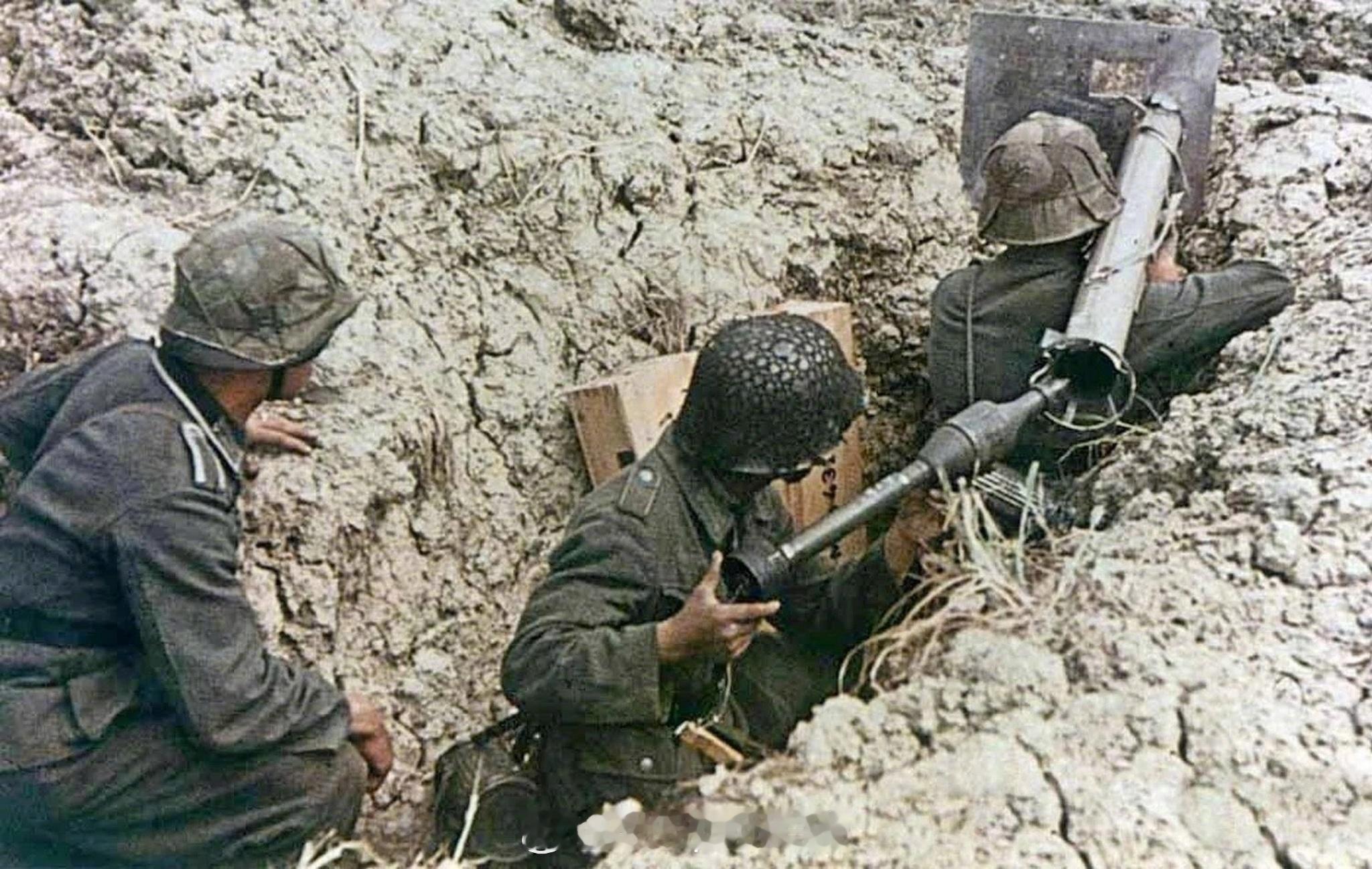#照片中的历史#装甲掷弹兵与反坦克火箭筒（Raketenpanzerbuchse54，即“坦克杀手”