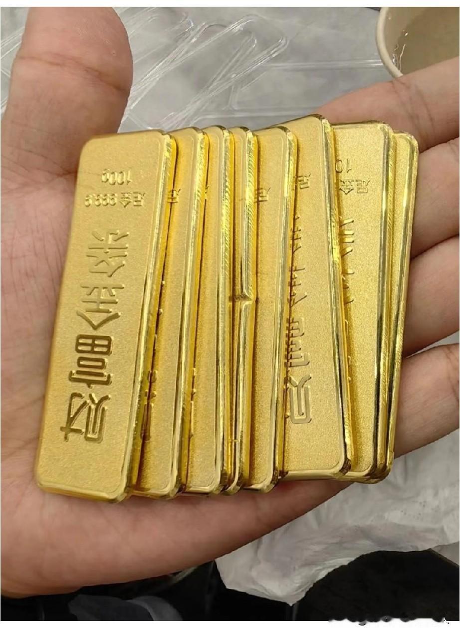 我爸真是油盐不进。2014年他拿五万块买了黄金，黄金价格一克280，现在一克