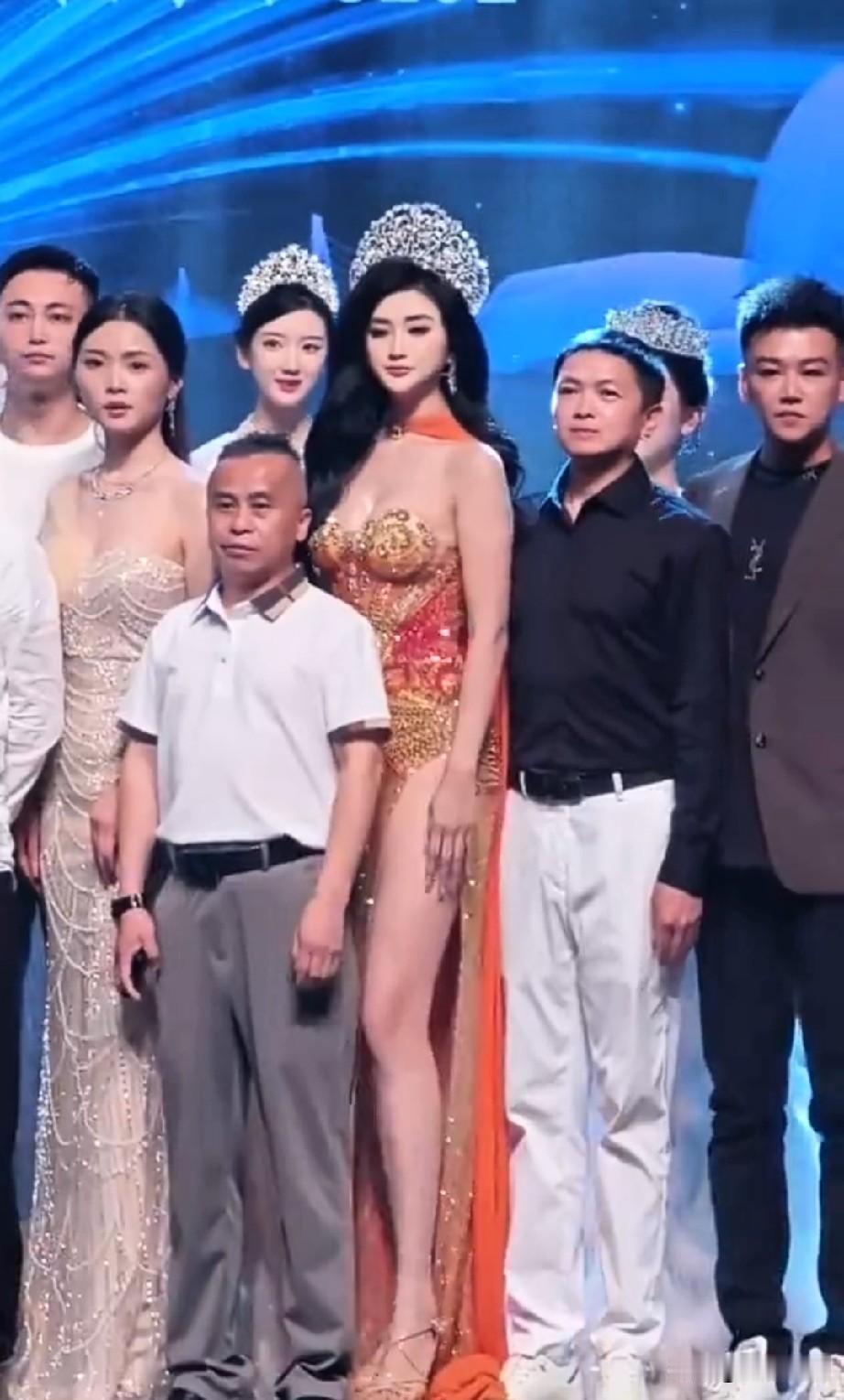 看着大哥有点拘谨啊！
