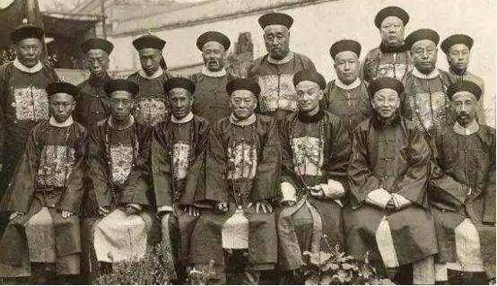清政府当年为什么拒绝工业化？满清政府当年有个死穴，始终无法解决：中国强大了，那就