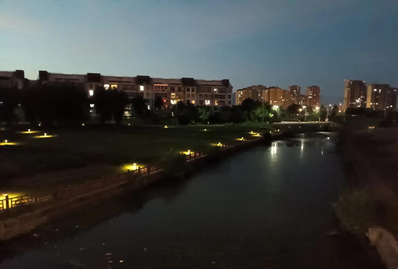 瓜分也就瓜分吧，至少能发展到令人欣喜也好。整座城市就像网友所说按