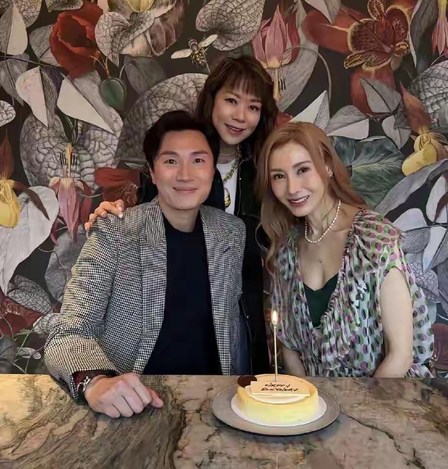 过度医美，让李嘉欣看起来奇奇怪怪，青春留不住，对于混血的李嘉欣更是如此，所以说