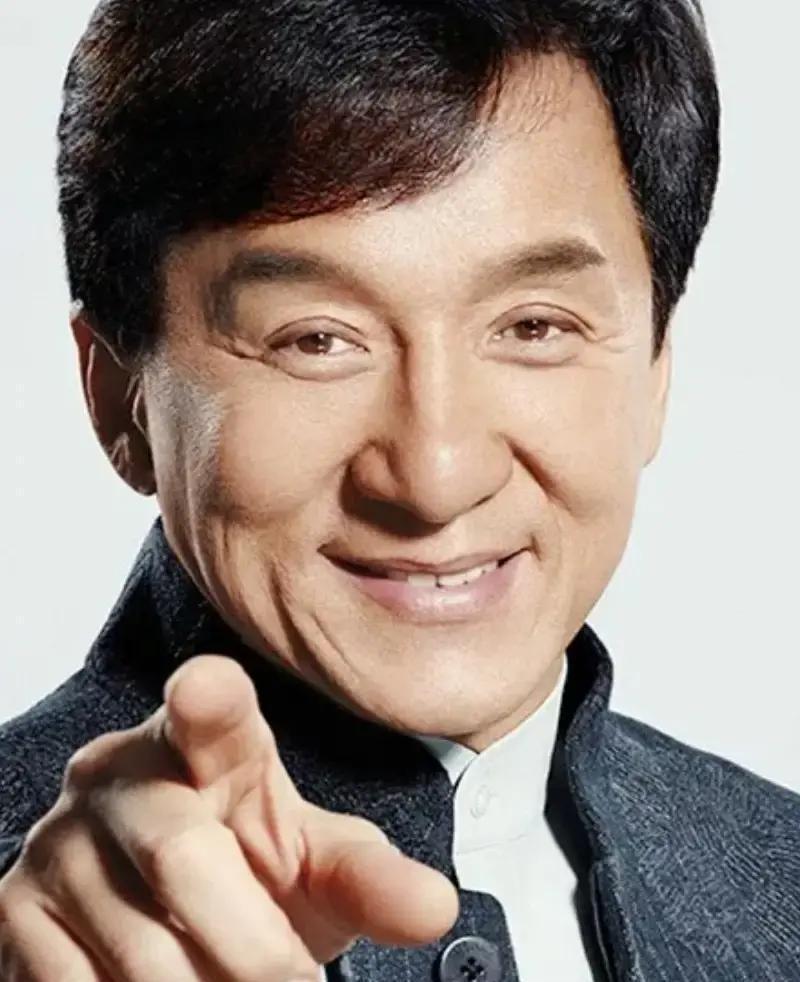 成龙演了一辈子超级英雄。但现实中，他演得最糟的角色，或许是“父亲”。最残酷的